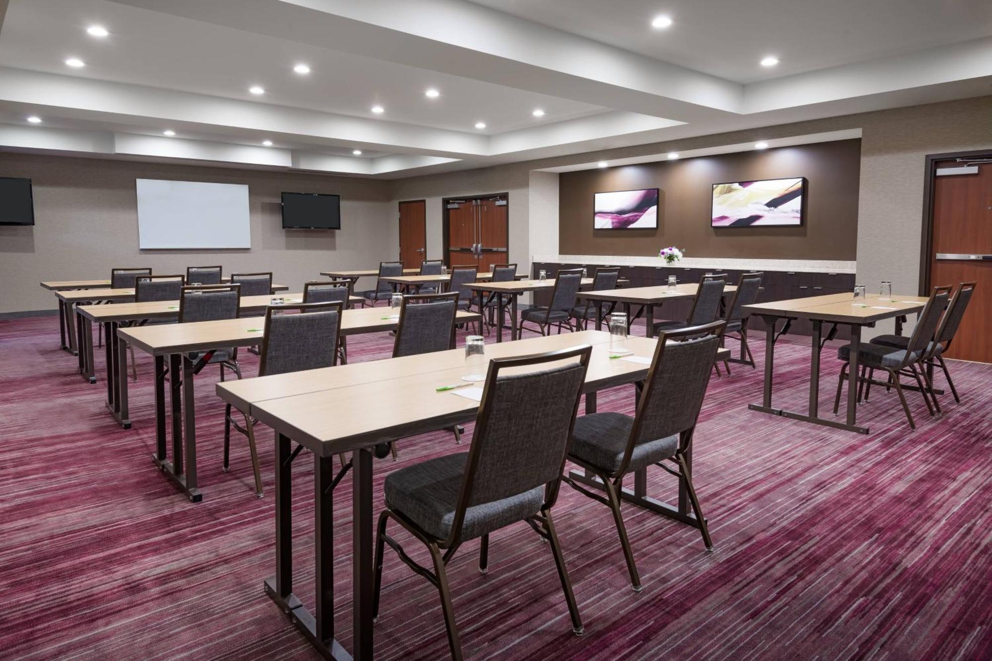 คอร์ตยาร์ด บัฟฟาโล แอร์พอร์ต Hotel ชีคโทวากา ภายนอก รูปภาพ
