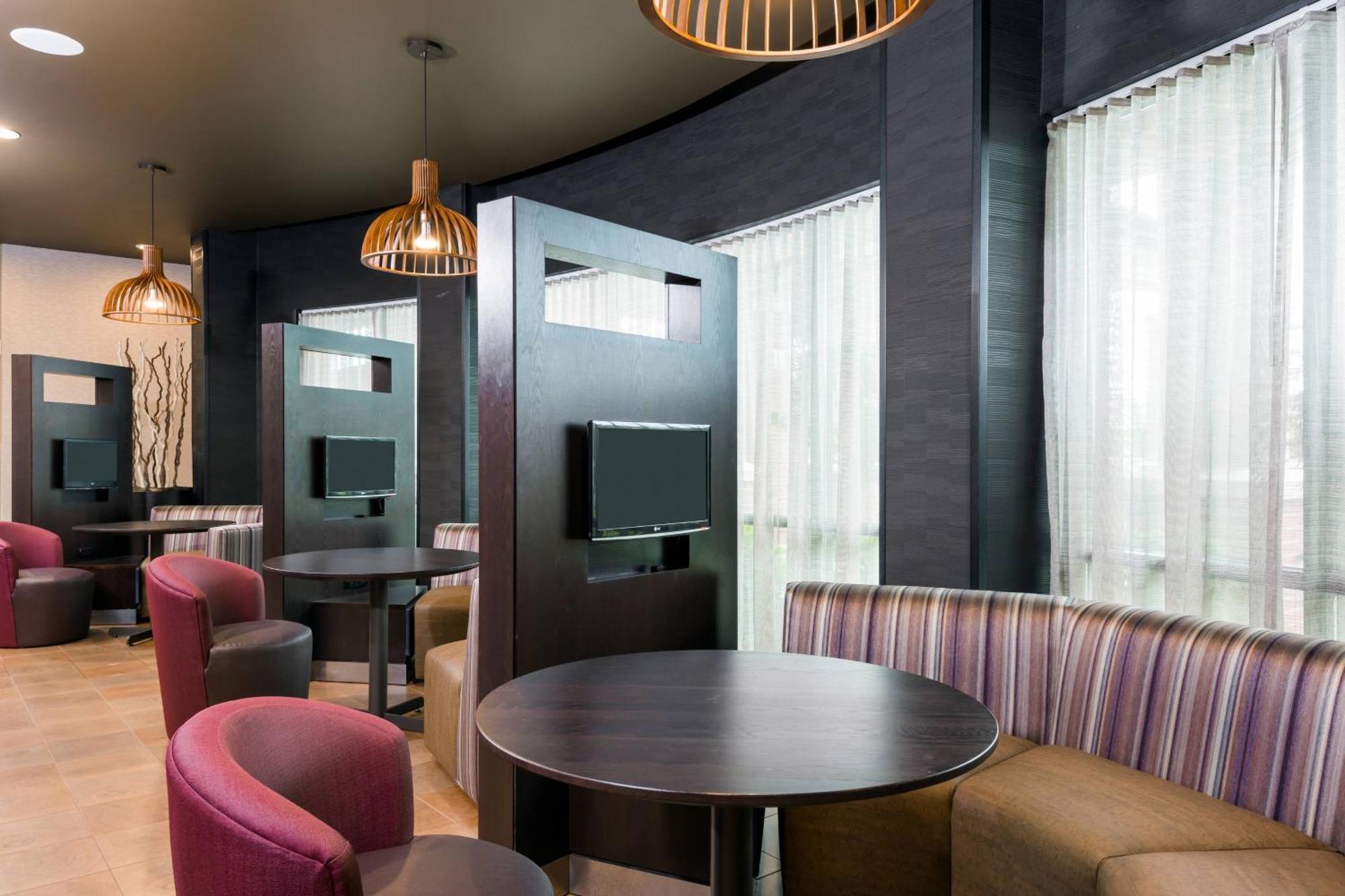 คอร์ตยาร์ด บัฟฟาโล แอร์พอร์ต Hotel ชีคโทวากา ภายนอก รูปภาพ