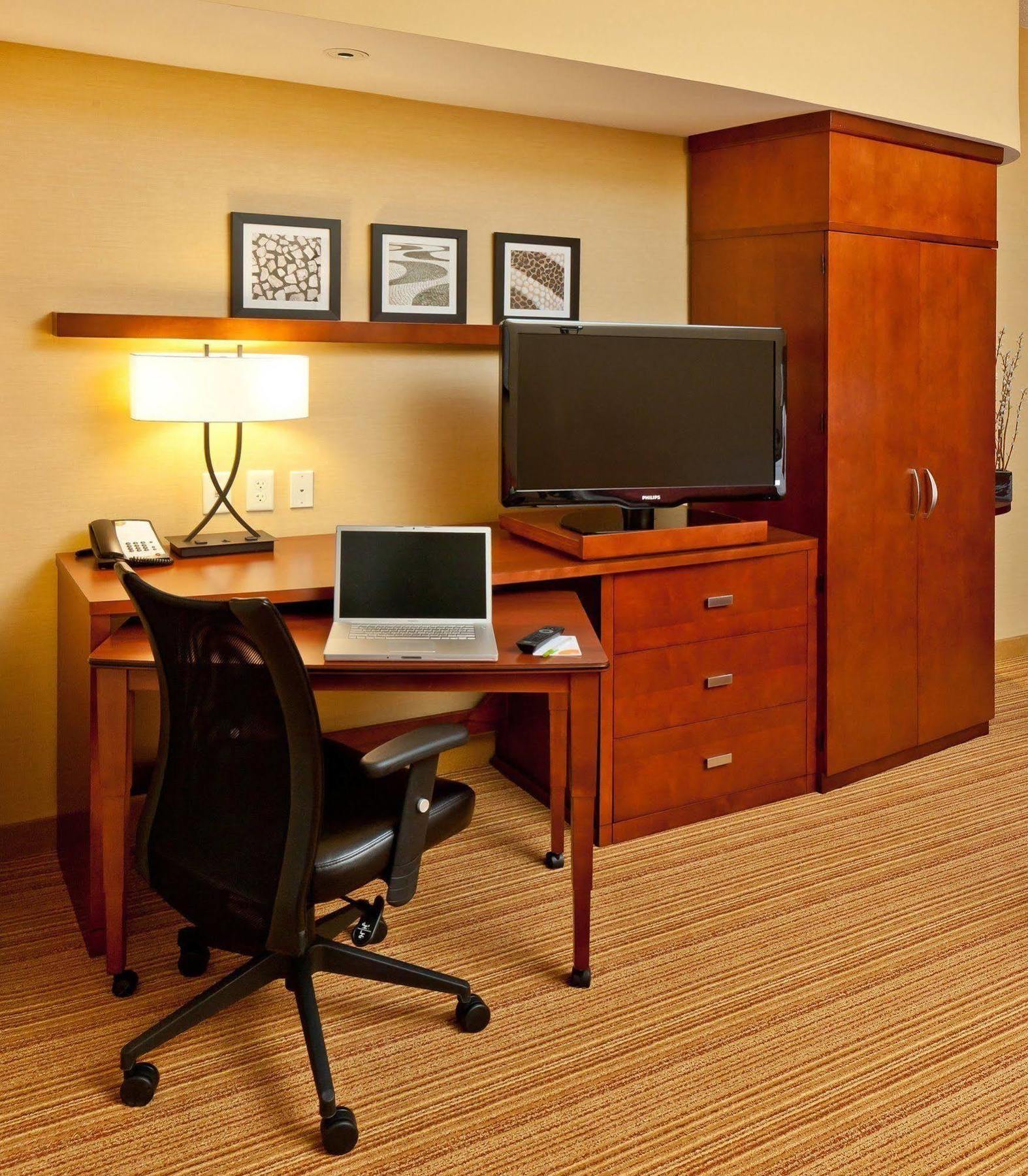 คอร์ตยาร์ด บัฟฟาโล แอร์พอร์ต Hotel ชีคโทวากา ห้อง รูปภาพ