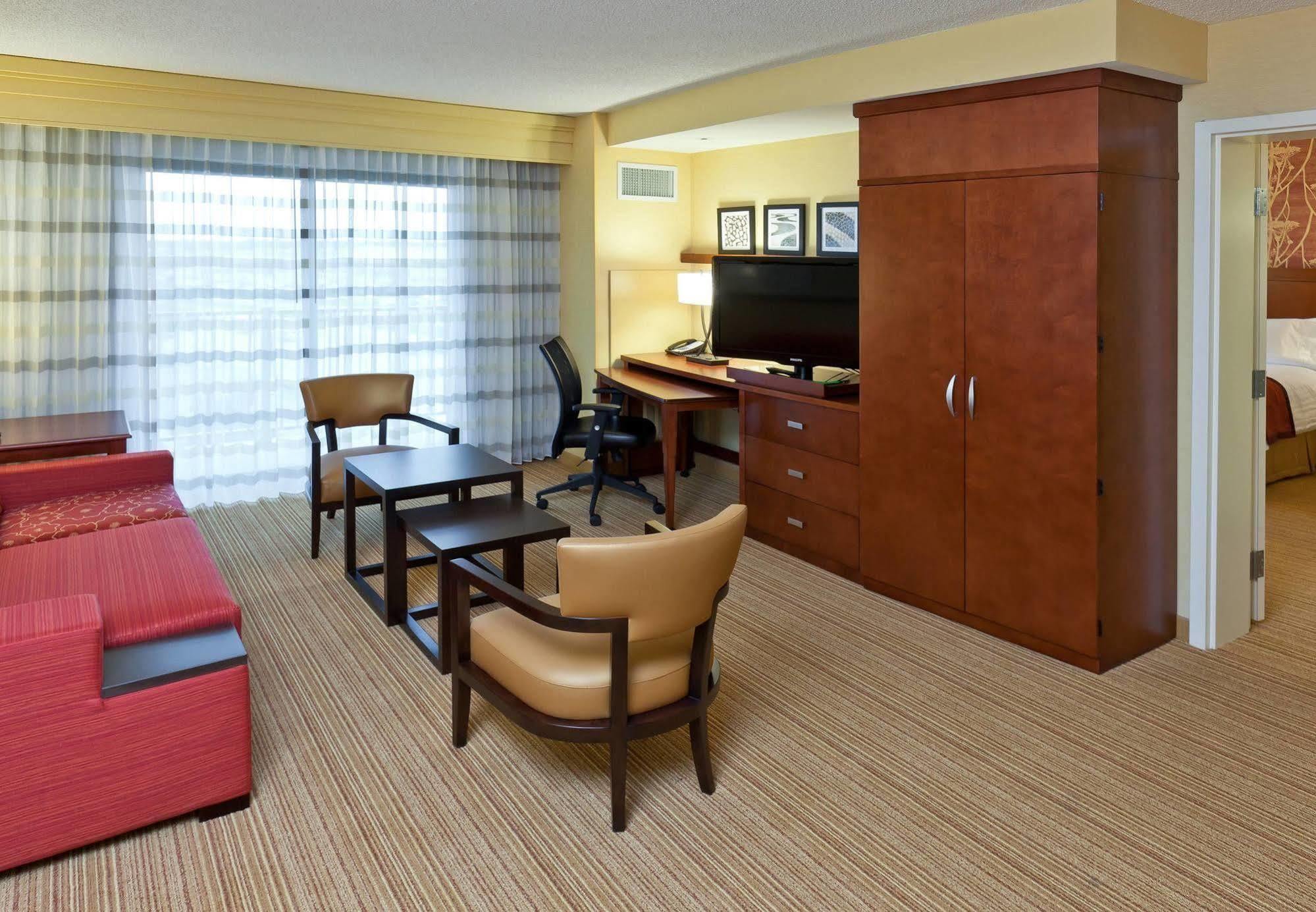 คอร์ตยาร์ด บัฟฟาโล แอร์พอร์ต Hotel ชีคโทวากา ภายนอก รูปภาพ