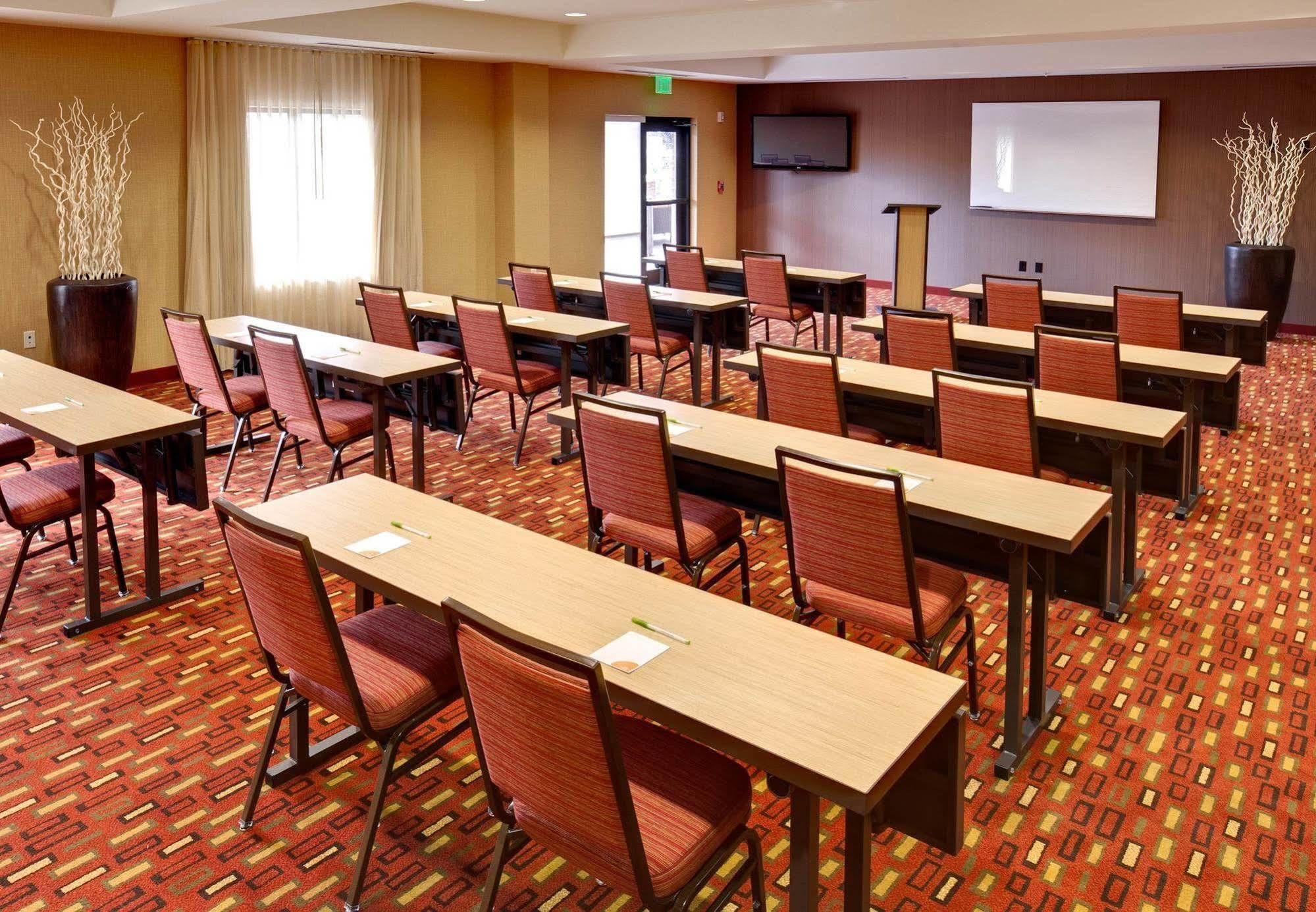 คอร์ตยาร์ด บัฟฟาโล แอร์พอร์ต Hotel ชีคโทวากา ภายนอก รูปภาพ